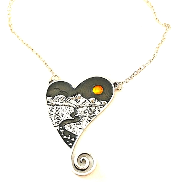 NATURE HEART NECKLACE. HIKING OUTDOORS Wanderlust - Picture 1 of 3